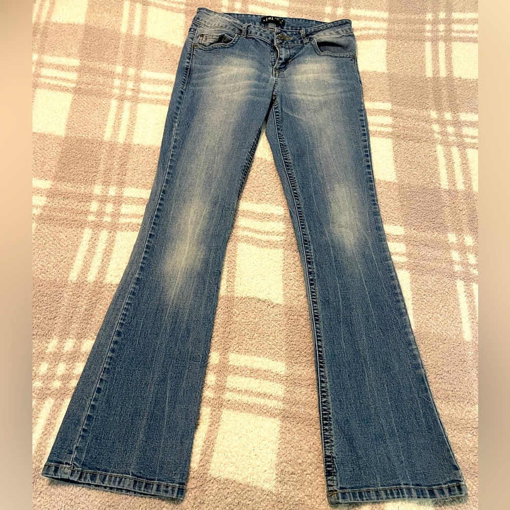 L.E.I. Flare jeans. Stretch. EUC. Size 7